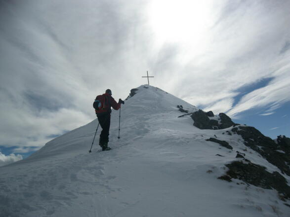 Zu Fuß die letzten Meter zum Gipfel
