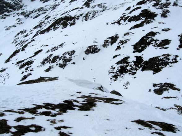 Das Gipfelkreuz befindet sich etwas unterhalb des höchsten Punktes.