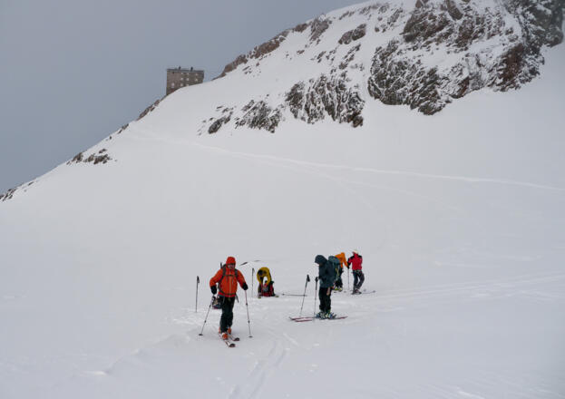 Winterlicher Blick vom Kesselwandferner auf das Brandenburger Haus
