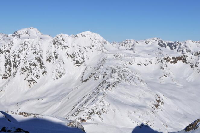 Blick vom Similaun auf Similaunhütte und Aufstiegsroute zur Finailspitze, links im Hintergrund die Weißkugel