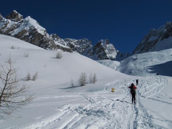 Mittig unter dem Seekofel die Karlsbader Hütte