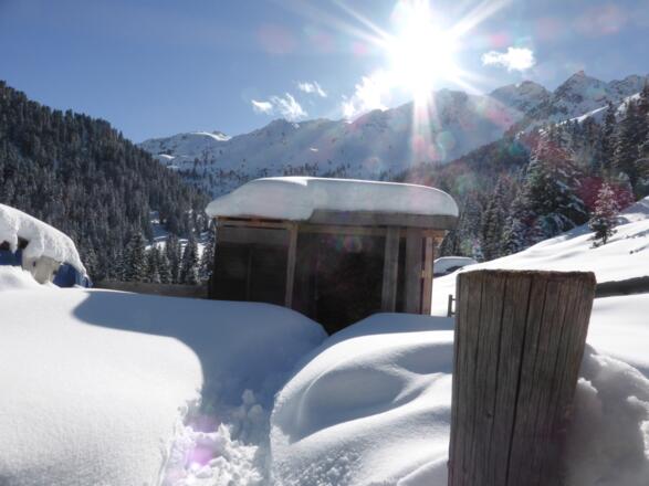 Rast an der Schutzhütte der Bergrettung Alminalm. Blick auf die Arweswände.