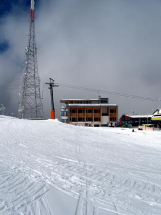 Die Bergstation am Venet (Krahberg) mit Hotel und Sendemasten.