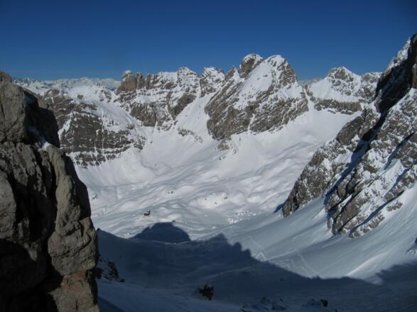 Unter uns die Karlsbader Hütte, darüber die Sandspitzen und links der Rote Turm