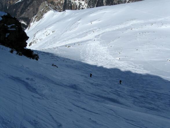 Abfahrt über den Steilhang hinunter zu den flachen Böden.