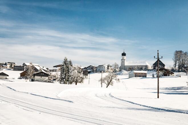 Sulzberg mit Winterwanderweg und Kirche