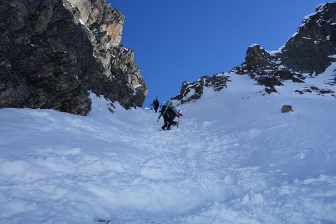 ... durch die ca. 40° steile Rinne ...