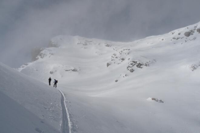 Die Querung ist geschafft. Nun geht es über den Südosthang (ca. bis zur Mitte) bergan, bevor wir nach rechts hinauswechseln.