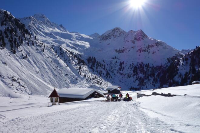 Blick zurück von der Oberissalm auf die Abfahrt durch das Kuhgschwez. Links die Uelasgratspitze, rechts der Gschwezgrat.