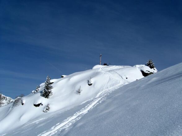 Den Gipfel des Rauhen Kopf ignoriert man und geht weiter auf die mächtige Hohe Warte zu.