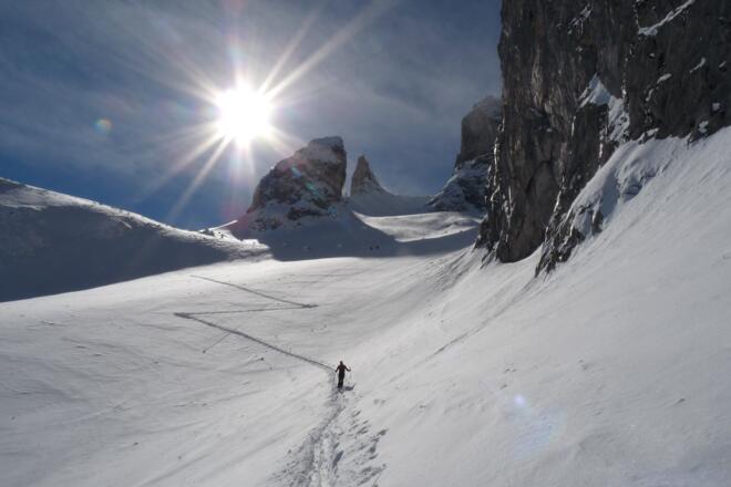 Am Fuße gewaltiger Felswände und Felsspitzen, folgt ein genussvoller Anstieg durch den Sporertobel.