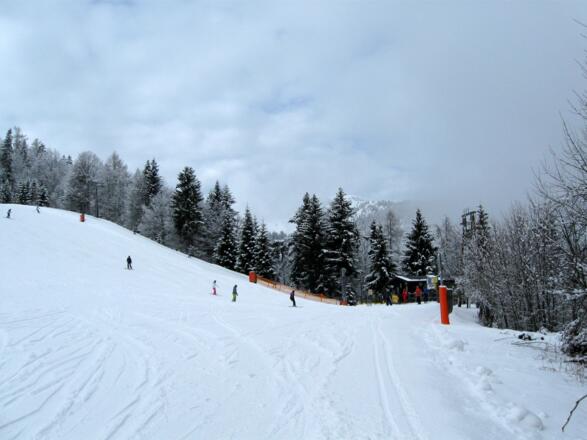 Man hält sich in Richtung dieses Lifthäuschens.