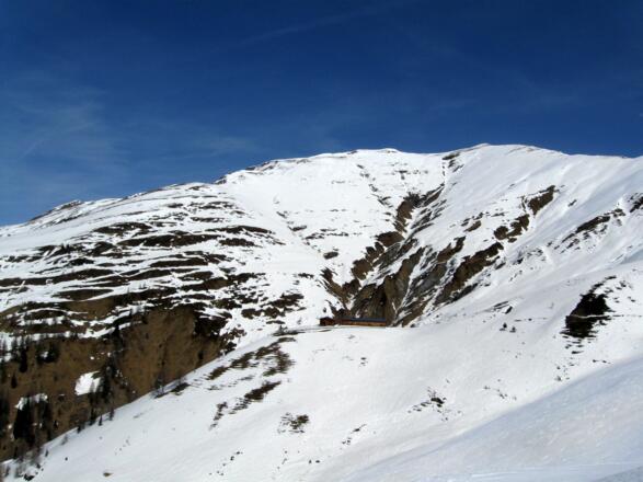 Blick hinüber zur Möslalm. Dahinter das Naviser Kreuzjöchl.