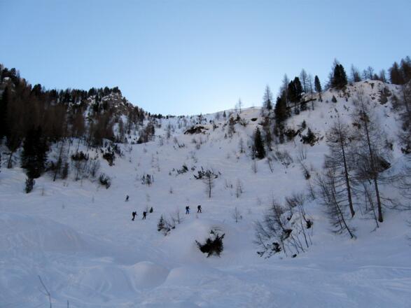 Diese sperrende Steilstufe muß überwunden werden.