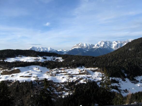 Die Häuser von Marlstein. Dahinter die Mieminger Kette.