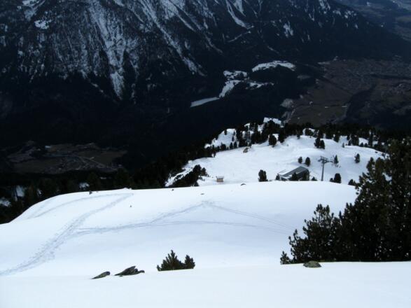Fantastische Tiefblicke über den Aufstiegshang ins Schigebiet und hinunter ins grüne Ötztal.