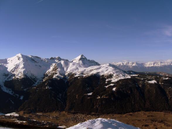 Serles, Peilspitze und Kesselspitze. Im Vordergrund der Blaser.