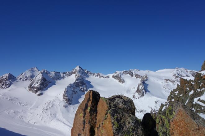 Ein großartiger Ausblick bietet sich vom Grat nach Westen auf Schrankogel, Wildgratspitzen, Schrandele, Wilder Turm und Wildes Hinterbergl (ganz rechts).