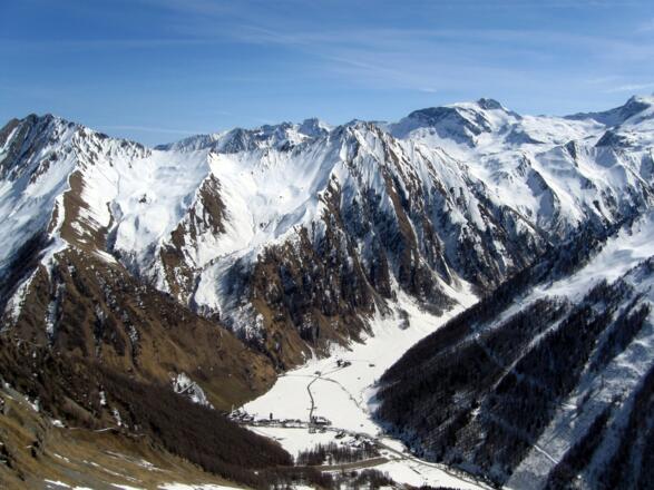 Blick ins Innerschmirn, nach Kasern und Obern und Schitourenziele wie Gamskarspitze, Fischers Napf und Hornspitze. Ganz rechts sieht man noch einen Teil des Aufstieges auf den Jochgrubenkopf.