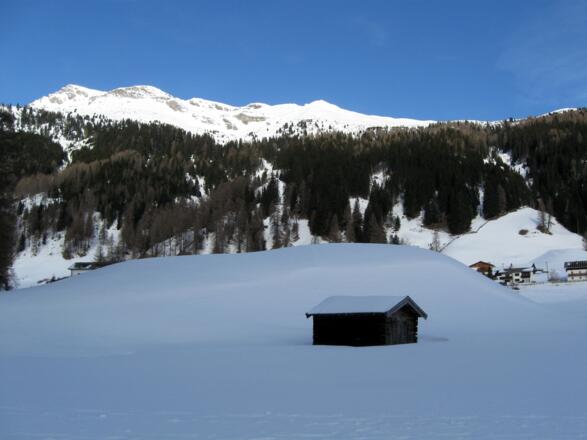 Romantische Hütten säumen den Weg über die Wiesen. Im Hintergrund Rötenspitze und Muttenkopf.