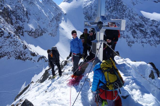 Am Gipfel der Inneren Sommerwand (3122 m). Links unten die Spuren zum Skidepot, im Hintergrund die Spuren zur Östlichen Seespitze über den Alpeiner Kräulferner.