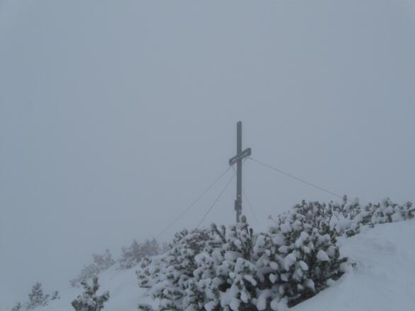 Man kann mit Schiern bis zum Gipfelkreuz aufsteigen.