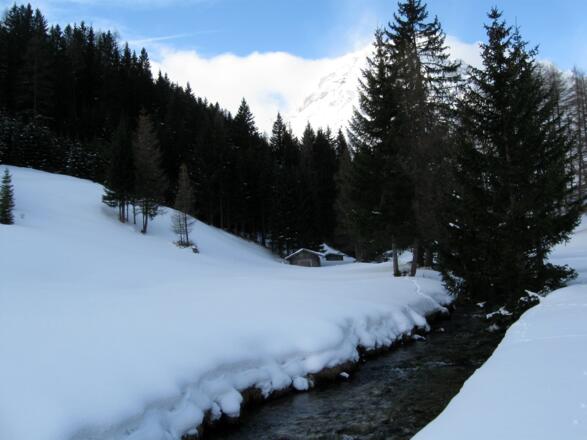 Wunderschöne tief verschneite Landschaft.