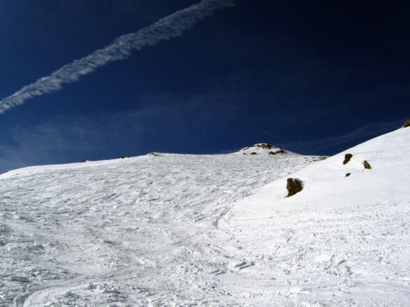 Der steile Schlußhang. Oben in der Mitte die unscheinbare Erhebung ist das Ziel.