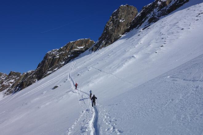 Auf ca. 2400 m beenden wir die Abfahrt und steigen zur Oberisserscharte auf.