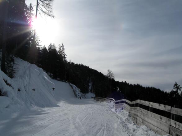 Bei dieser Abzweigung wählt man die linke Variante Richtung Kühtaile Alm.