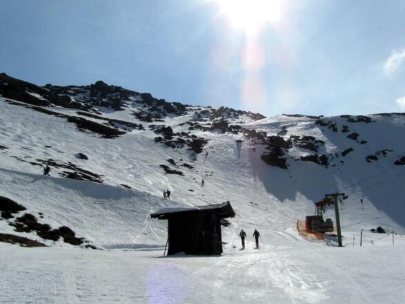 Bei diesem Lifthäuschen geht man nach links hinauf. Diese Variante ist flacher dafür aber länger. Man könnte auch geradeaus bzw. rechts weitergehen und die steilere Schartenkogelabfahrt benutzen.