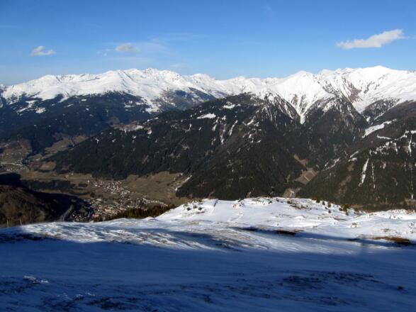 Über Rinnen und Mulden geht es im freien Gelände hinunter ins Schigebiet. Unten die Nösslachjochhütte als Orientierung.