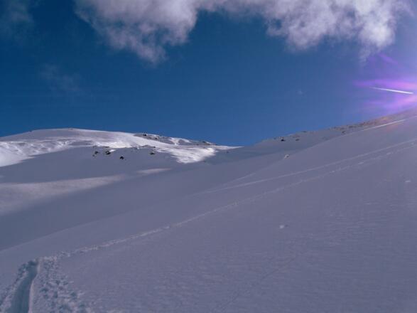 Der lange Steilhang unter der Scharte mit dem deutlich sichtbaren Ausstiegspunkt in der Bildmitte.
