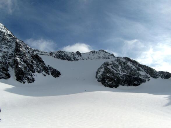 Die Steilstufe am Ködnitzkees. Die Aufstiegsspur wird in einem Linksbogen angelegt.