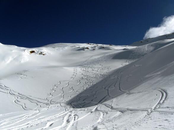 Rückblick über das Abfahrtsgelände. Nun liegt das gesamte Gelände in der Sonne und ist sehr gut einsehbar.