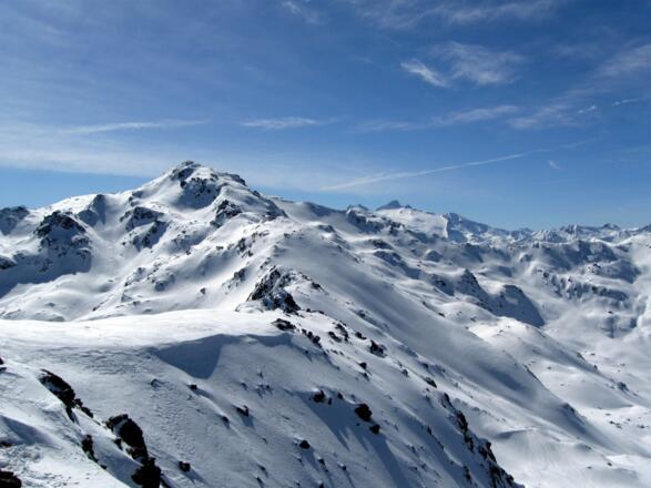 Atemberaubendes Panorama am Gipfel. Hier der mächtige Rastkogel und dahinter der Hintertuxer Gletscher mit der Gefrorenen Wand.