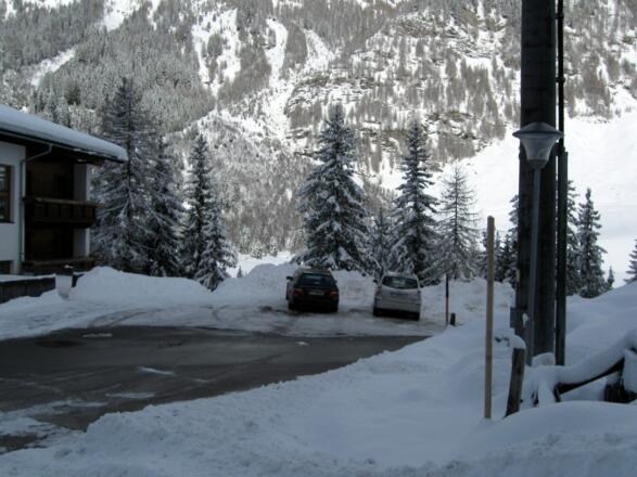Kleiner Parkplatz in der Holzebensiedlung am Beginn der Rodelbahn &quot;Kalte Herberge&quot;.