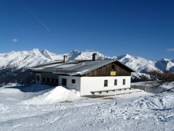 Man erreicht die Nösslachjochhütte (derzeit wegen Umbau geschlossen).