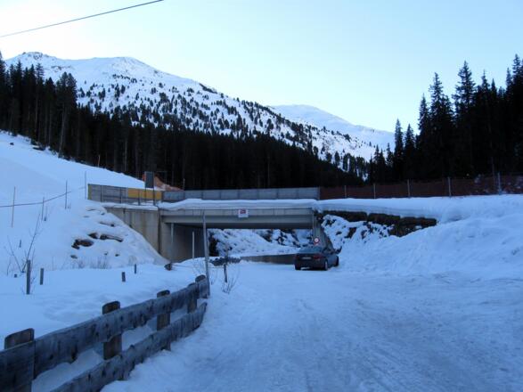 Unter dieser Brücke hindurch geht es zur Rodelbahn.