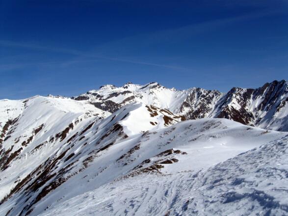 So geht es nach rechts am Grat entlang zum höchsten Punkt, dem Wintergipfel. Die &quot;echte&quot; Naviser Hohe Warte ist die stark überwechtete Erhebung in der Mitte.