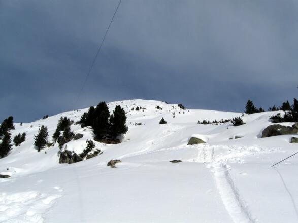 Oberhalb des Brunnenköpfls. Blickkontakt zum Gipfelkreuz und Einsicht in das Aufstiegsgelände.