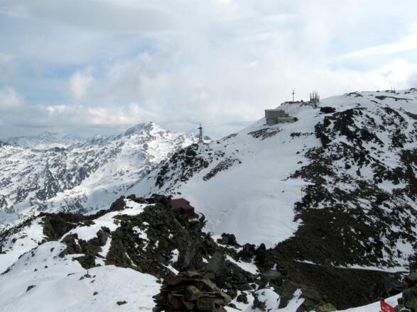 Blick zum Glungezergipfel. Unten geduckt hinter den Felsen die Glungezerhütte.