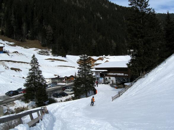 Einer der Parkplätze neben dem Bach direkt an der Talstation und am Ausgangspunkt.