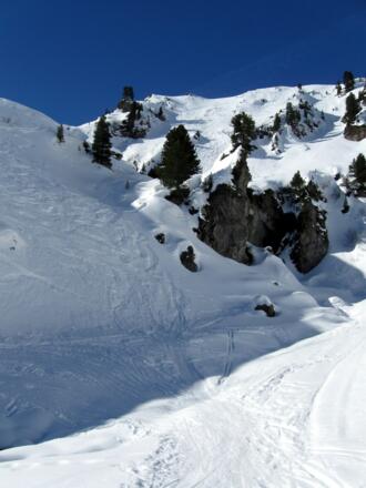 An dieser Stelle überquert man den Bach nach links. (Vom Licht in den Schatten).