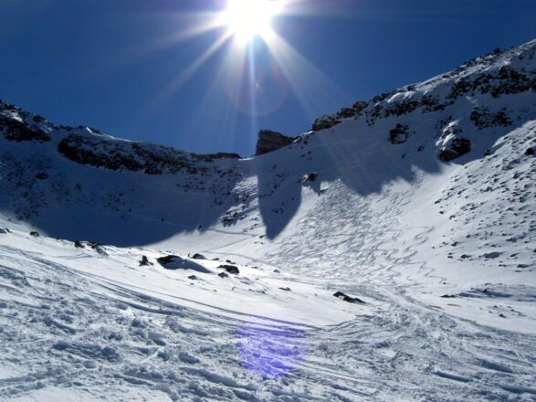 Weiter geradeaus, bzw. leicht links kommt das Sumpfschartl bald ins Blickfeld. Links durch den felsdurchsetzten Hang geht die Aufstiegsspur. Die Abfahrt erfolgt jedoch rechts über den den Steilhang.