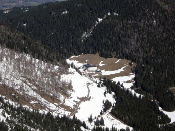 Tiefblick zum Kloster Maria Waldrast.