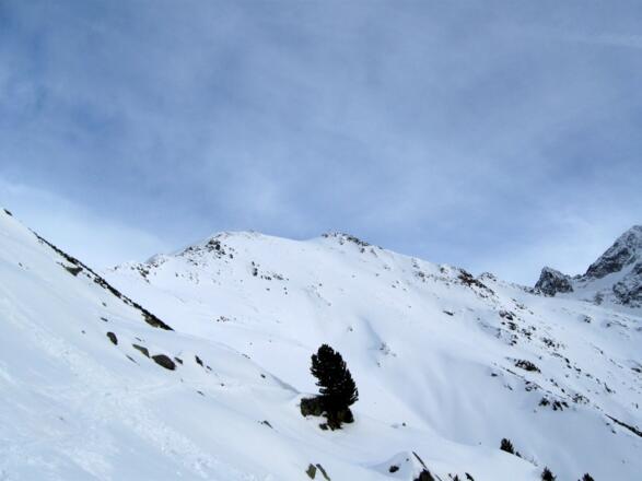 Bei der Querung in den Westhang kommt der Wetterkreuzkogel ins Blickfeld.