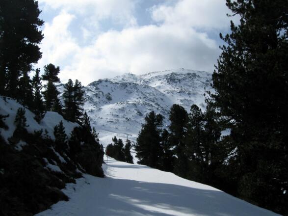 Blick zum Gipfel der Sonnenspitze (genau in der Bildmitte). Links daneben der Gipfel des Glungezer.