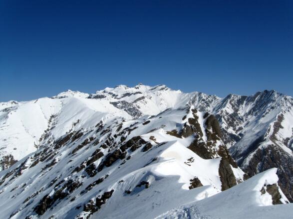 Blick über den Grat Richtung Hohe Warte und Naviser Kreuzjöchl. Hinten Geier, sowie Lizumer und Naviser Rechner.