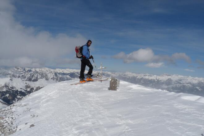 Am Ziel - nur ein kleines Kreuz ziert den Gipfel des Gr. Drusenturms.